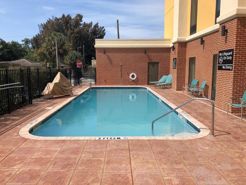 Hampton Inn & Suites By Hilton Tampa Busch Gardens Area Εξωτερικό φωτογραφία